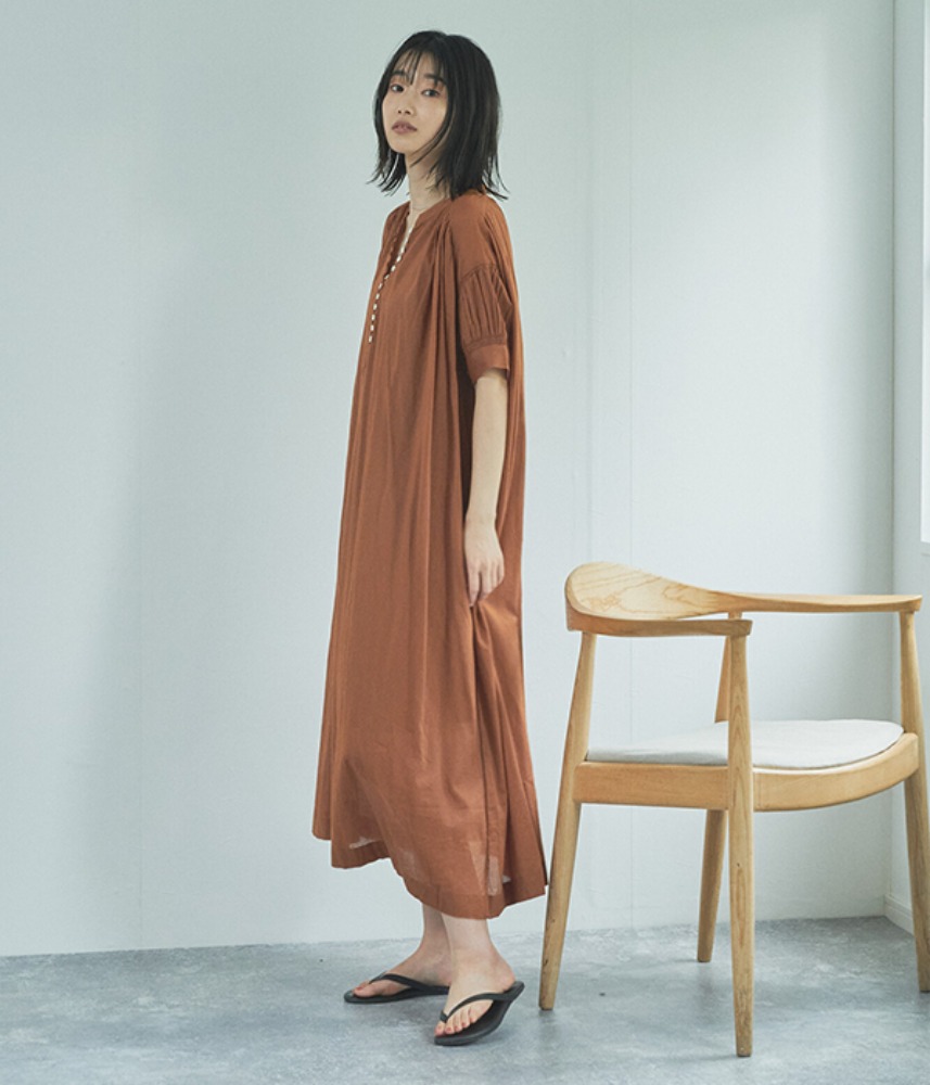 [AUDREY] [Audrey and John Wad]  ‘MADE IN INDIA’ COTTON VOILE SERIES skipper half-sleeve ops / 03 BROWN